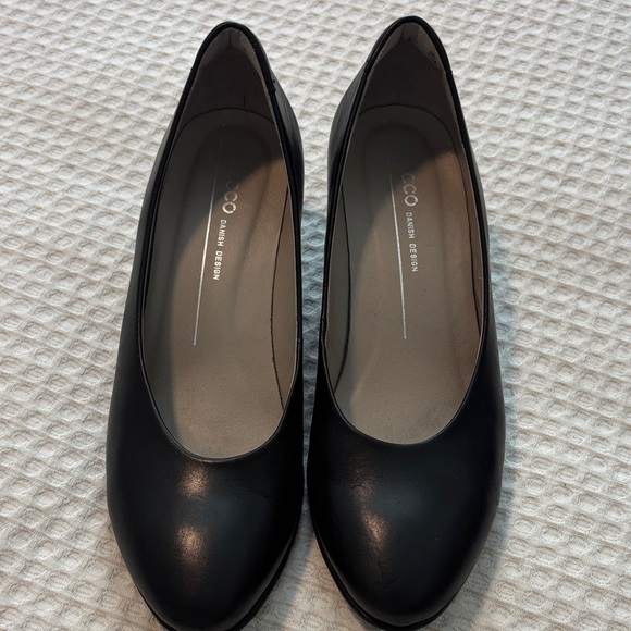 NWOT Ecco Women's Classic Black heels - Picture 1 of 7